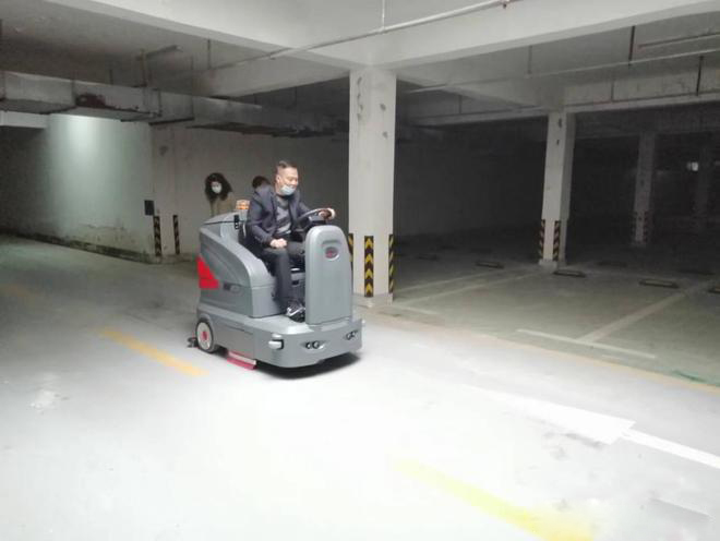 鹤壁小区物业保洁不用人力改用驾驶式洗地机了